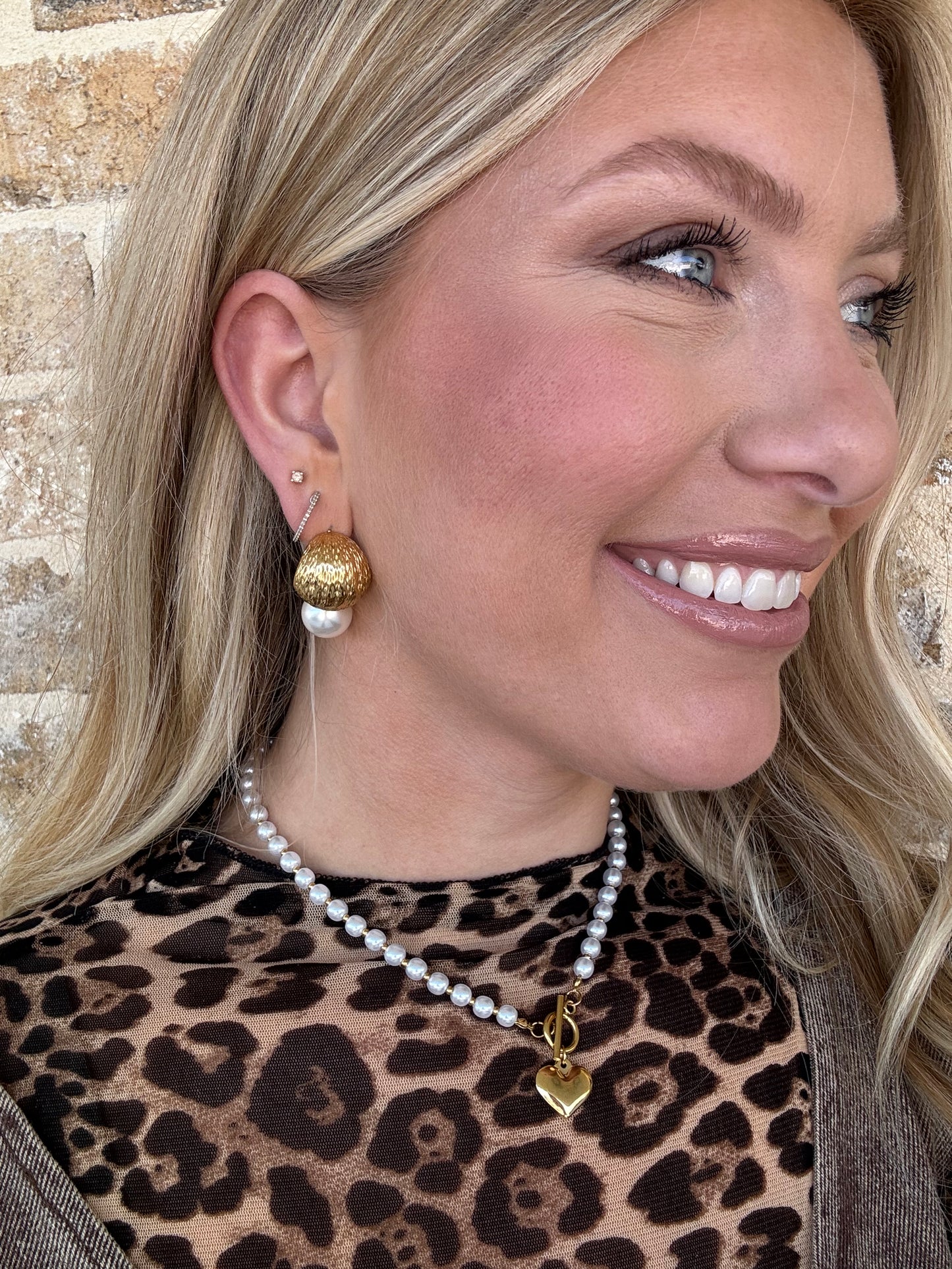 GOLD LOOP WITH PEARL