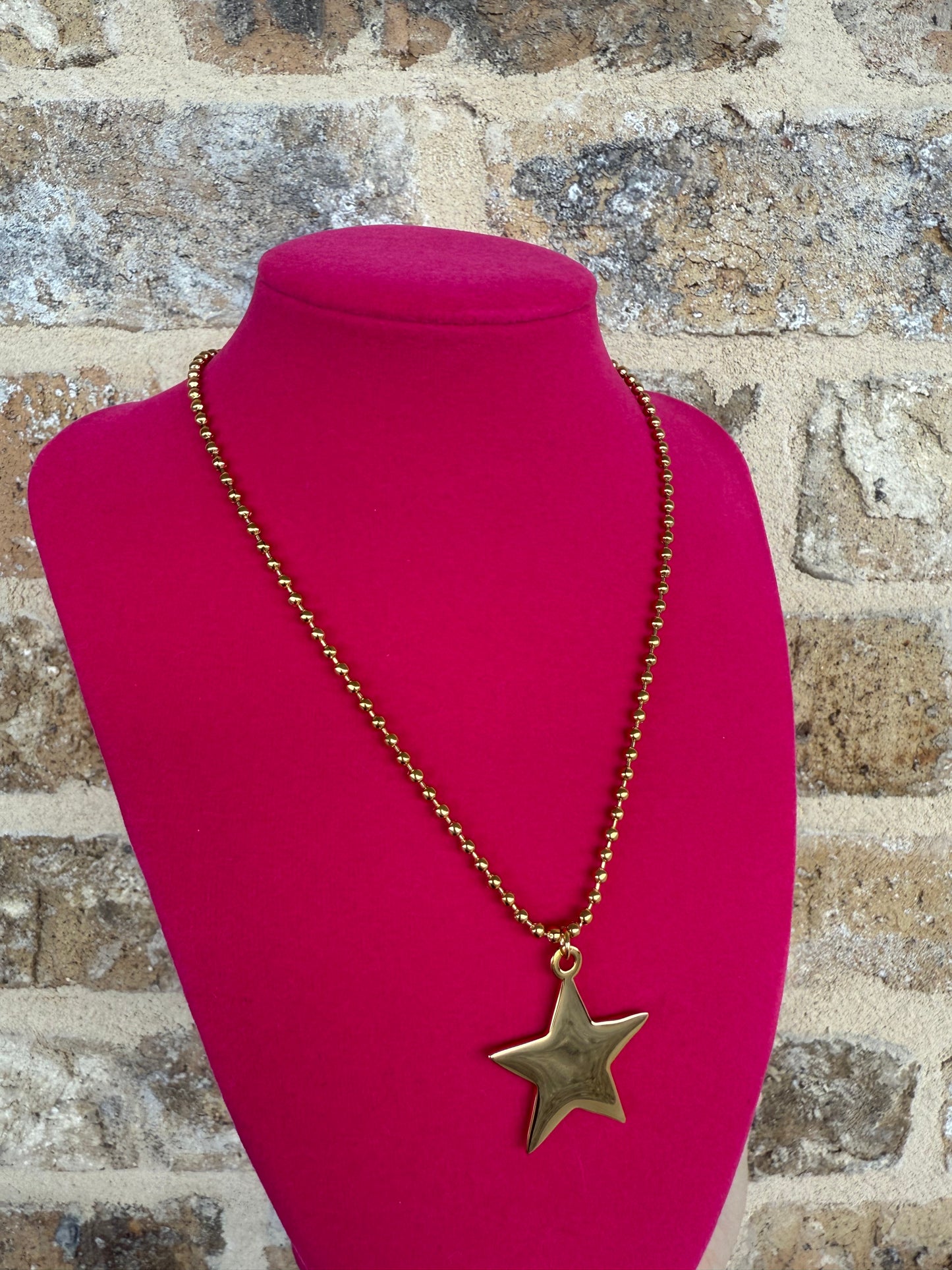 MEDIUM STAR NECKLACE