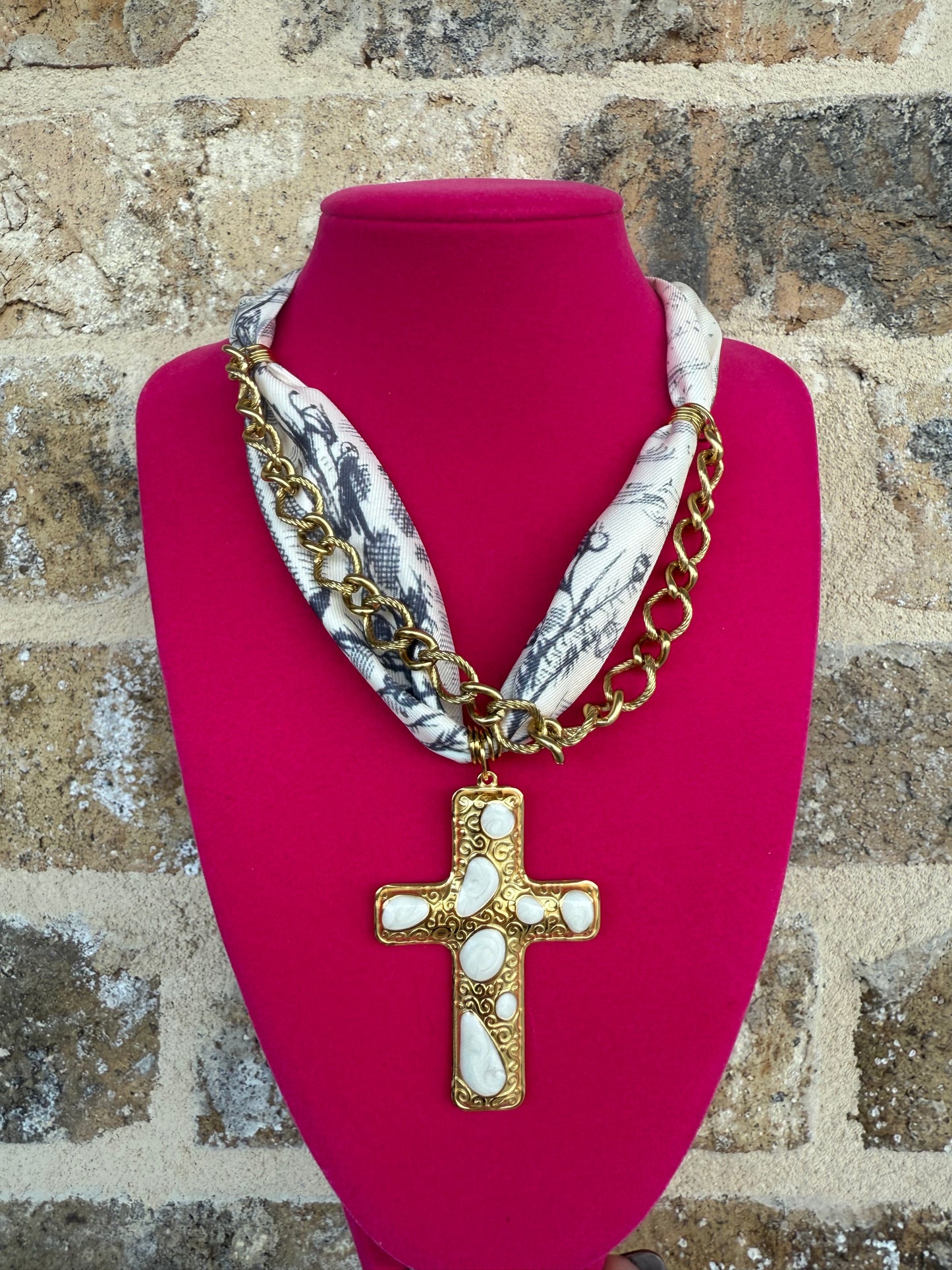 SCARF NECKLACE WITH WHITE CROSS