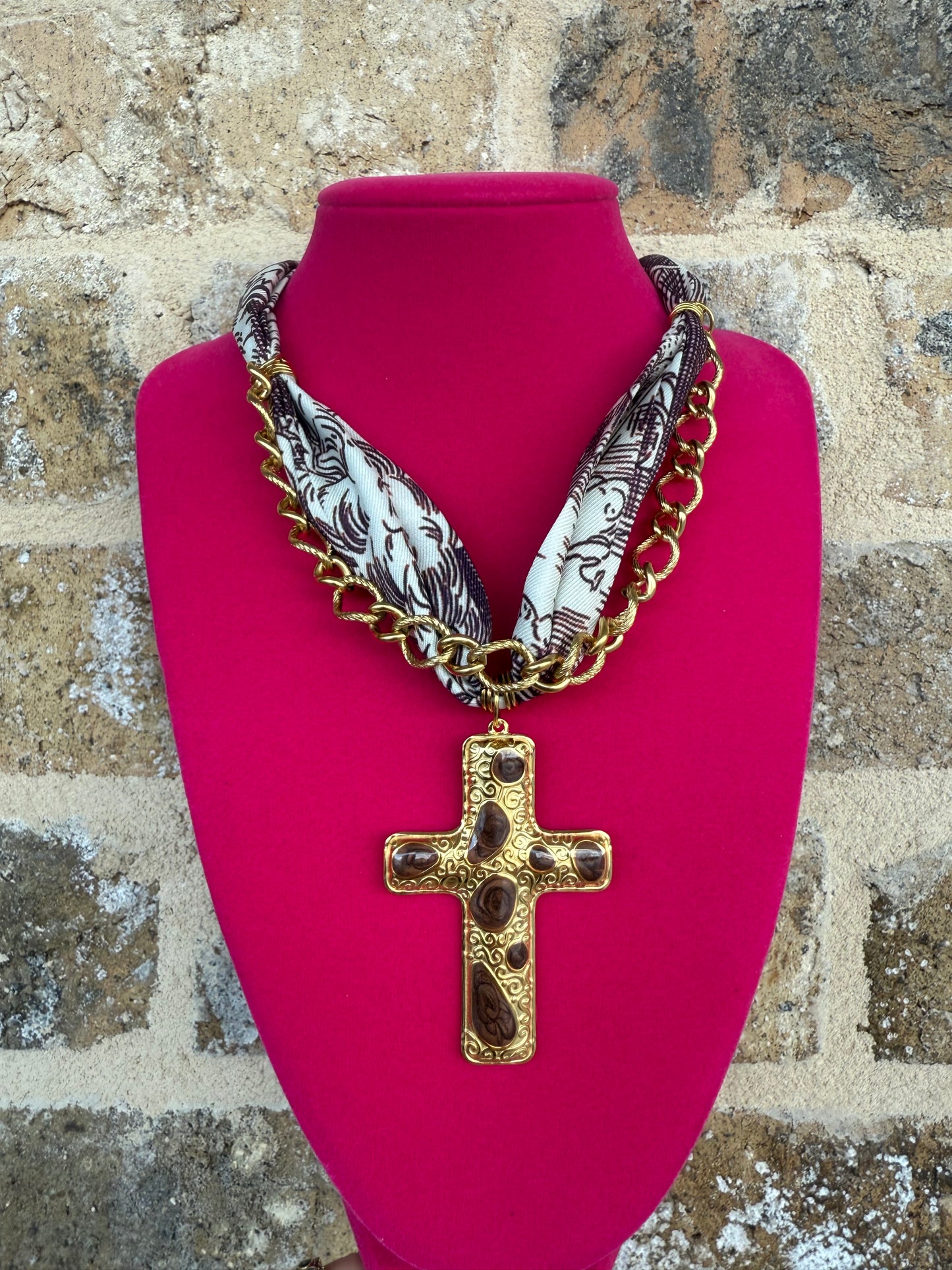 SCARF NECKLACE WITH MAROON CROSS