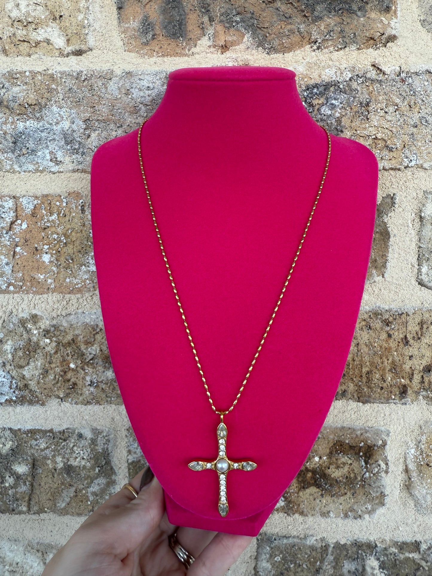 DIAMOND WITH PEARL MEDIUM LENGTH CROSS