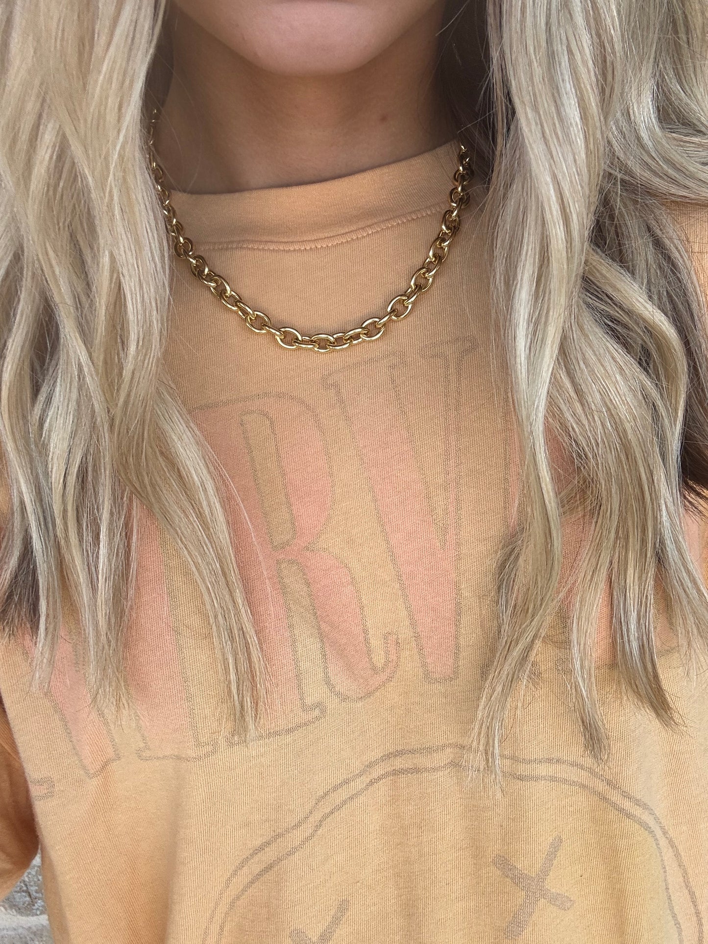 GOLD CHAIN NECKLACE WITH TOGGLE