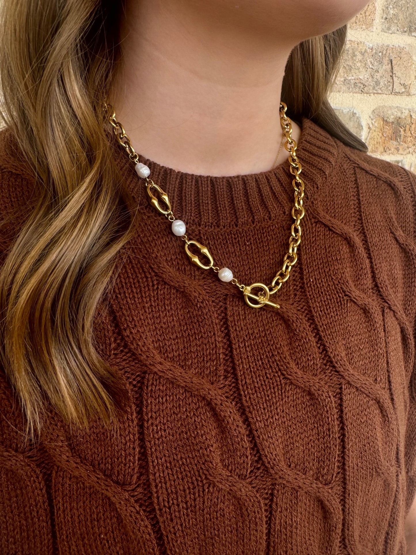 GOLD NECKLACE WITH THREE PEARLS