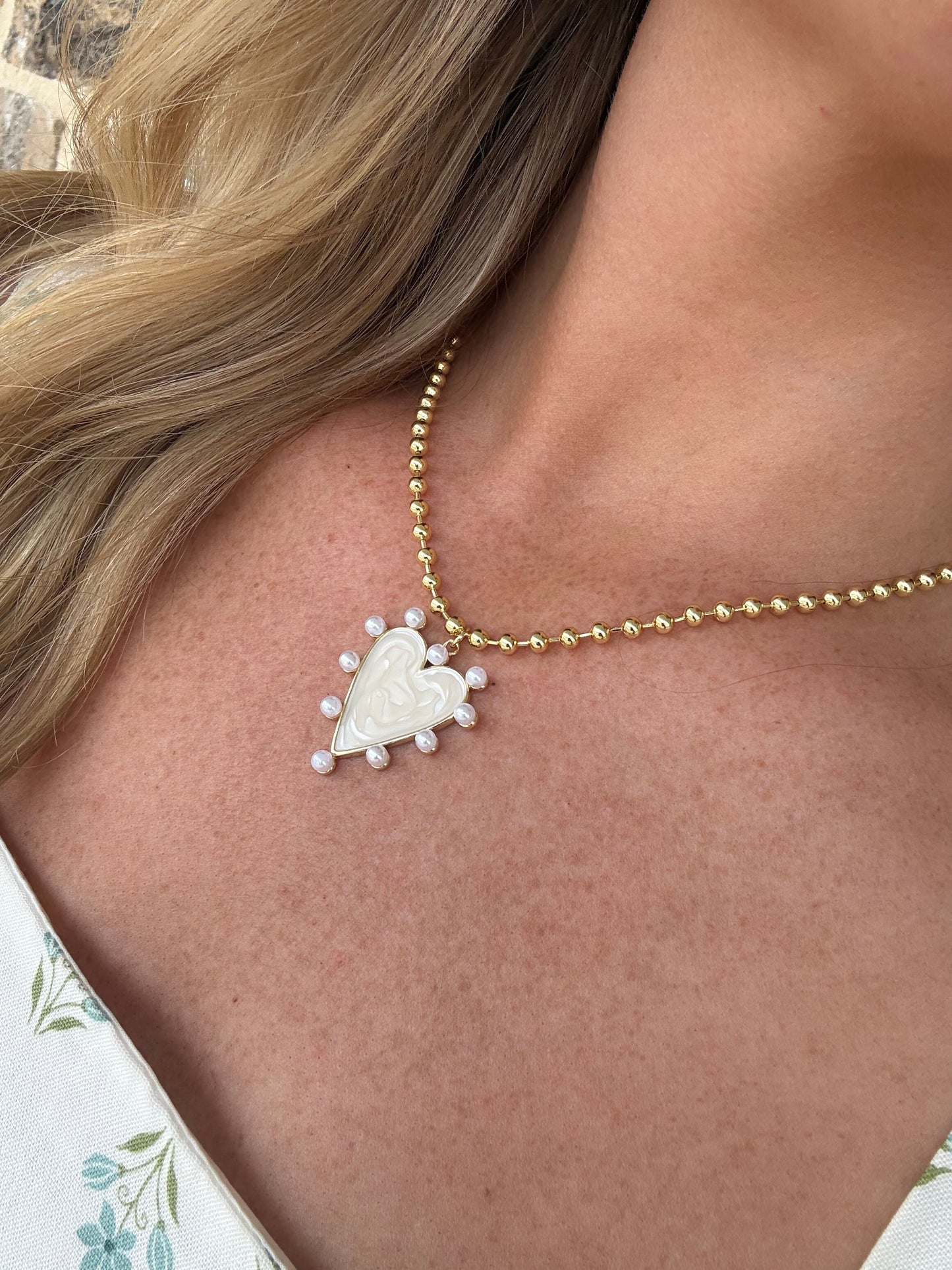 HEART NECKLACE WITH PEARLS ON THE OUTSIDE