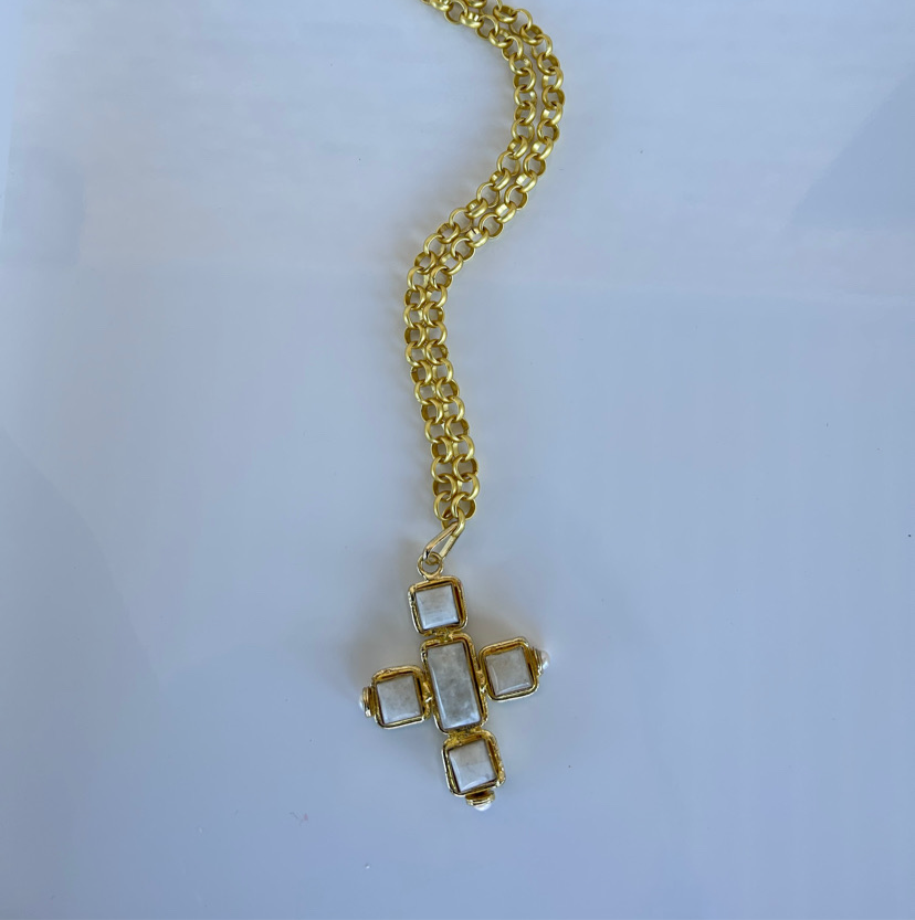 MEDIUM CROSS NECKLACE