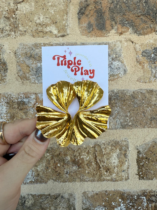 FLOWY GOLD EARRING