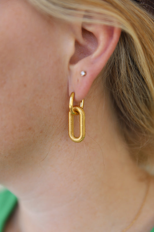 GOLD LINK EARRINGS.