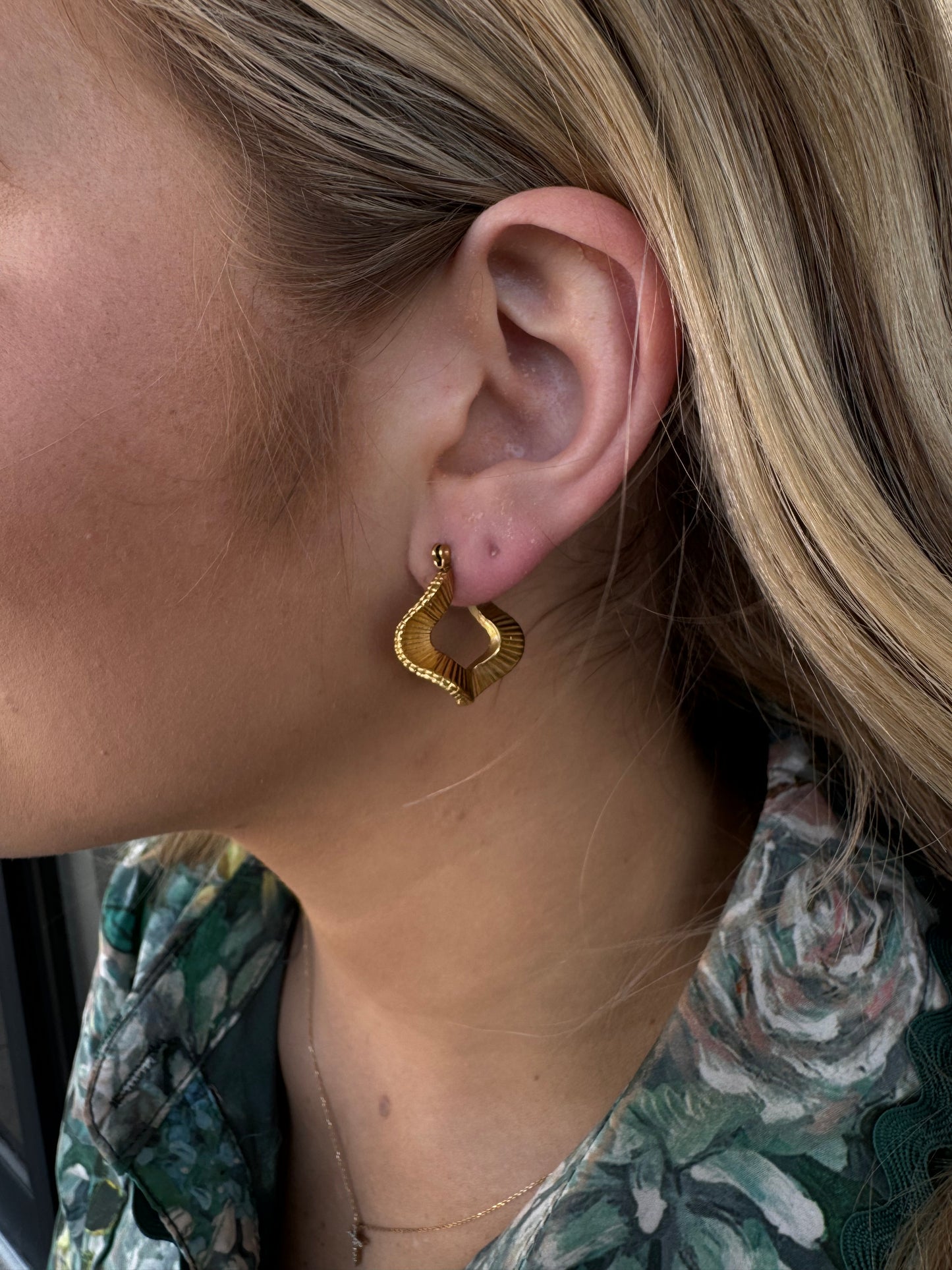 GOLD SQUIGGLE EARRING.